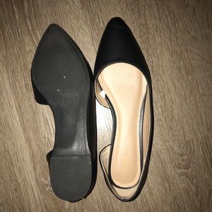 Pointed toe side cutout flat